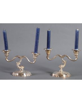 333-Pareja de candelabros de dos luces en plata punzonada