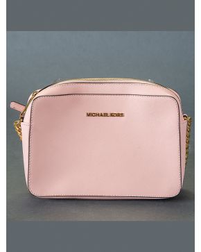 1016-MICHAEL KORS Bandolera en piel rosa con cadena larga.