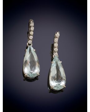 21-ELEGANTES PENDIENTES LARGOS DE LÁGRIMAS DE AGUAMARINAS QUE PENDEN DE UNA HILERA DE BRILLANTES sobre una montura en oro blanco de 18K.