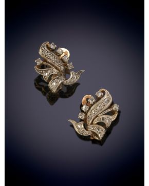 23-ELEGANTES PENDIENTES ANTIGUOS DECORADOS POR BRILLANTES sobre una montura en oro rosa y blanco de 18K.