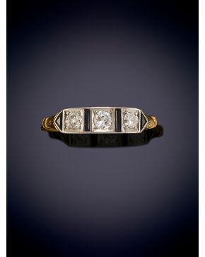 30-ELEGANTE TRESILLO TIPO BANDERITA CON BRILLANTES Y ZAFIROS CALIBRADOS sobre una montura en oro amarillo de 18k. 