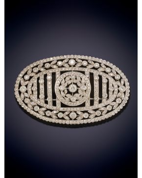 33-ELEGANTE BROCHE ANTIGUO FORMA OVAL DECORADO POR 304 BRILLANTES CALIDAD EXTRA, CON UN PESO APROXIMADO DE 5,50CT en oro blanco de 18K.