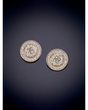 36-BELLOS ROSETONES DE BRILLANTES sobre una montura en oro blanco de 18K.