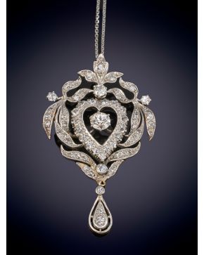 5-EXQUISITO PENDENTIF DE ORIGINAL DISEÑO CON DIAMANTES DE 2CT sobre una montura y cadena en oro blanco de 18K.