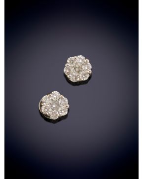 50-ELEGANTES PENDIENTES DE BRILLANTES MONTADOS EN GARRAS en oro blanco de 18k. 