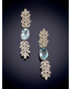 65-ELEGANTES PENDIENTES CON DISEÑO DE PLUMAS CON DIAMANTES Y AGUAMARINAS sobre una montura en oro blanco de 14K.