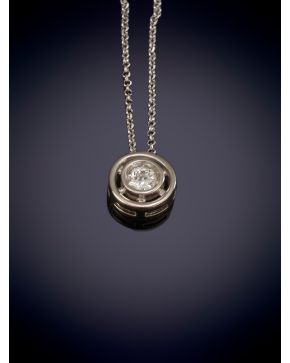 67-ELEGANTE COLGANTE DE CHATÓN CON UN BRILLANTE sobre una montura en oro blanco de 18K.