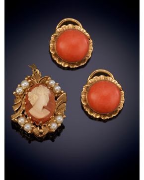 68-CONJUNTO COMPUESTO POR PENDIENTES DE CORAL Y CAMAFEO COLGANTE en oro amarillo de 18K.