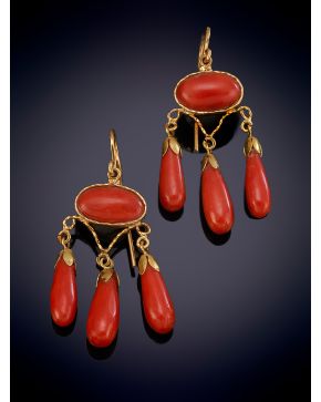 70-ELEGANTES PENDIENTES LARGOS ESTILO CHANDELIER CON CORAL ROJO DEL MEDITERRÁNEO sobre una montura en oro amarillo de 18K.