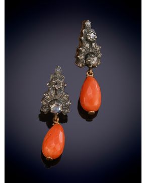 71-ELEGANTES PENDIENTES ANTIGIOS CON LÁGRIMAS FACETADAS DE CORAL ROJO DEL MEDITERRÁNEO CON MONTURA DECORADA POR DIAMANTES TALLA ROSA en oro de 14K.