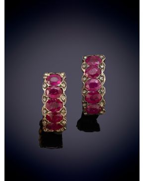 75-ELEGANTES PENDIENTES DE RUBÍES Y DIAMANTES TALLA ANTIGUA sobre una montura en oro rosa de 9K.