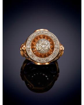 80-ELEGANTE SORTIJA CHEVALIER CON CENTRO DE BRILLANTES sobre una montura en oro rosa de 18K.