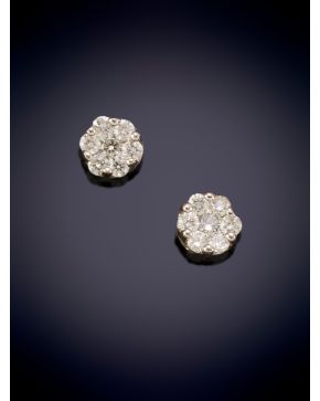 85-ELEGANTES PENDIENTES DE ROSETÓN DE BRILLANTES sobre una montura en oro blanco de 18K.