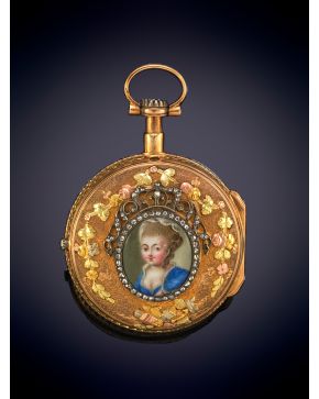 903-RELOJ DE BOLSILLO PARIS, CAJA EN ORO ROSA CON ESCENA DE DAMA ENMARCADA EN UNA CORONA Y RECORTES FLORALES EN TRES OROS. MECANISMO DE CUERDA LLAVE, 