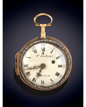 904-RELOJ DE BOLSILLO LEPINE SUIZO, CAJA EN ORO ROSA DE 18K, BELLAMENTE CINCELADA CON ESCENA CORTESANA. MECANISMO CUERDA LLAVE, CON ESFERA EN PORCELAN