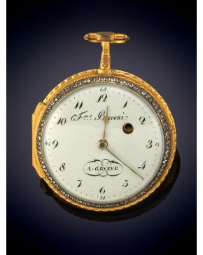 908-RELOJ DE BOLSILLO CATALINO, CAJA EN ORO AMARILLO DE 18K, ESFERA DE PORCELANA CON NUMERACIÓN ROMANA EN NEGRO Y AGUJAS CALADAS EN DORADO. MECANISMO 