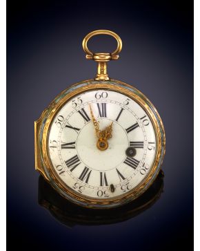 913-RELOJ DE BOLSILLO CATALINO CAJA EN ORO AMARILLO DE 18K DECORADA POR ESMALTES CON ALEGORÍA. MECANISMO DE CUERDA LLAVE. Esfera de porcelana con nume