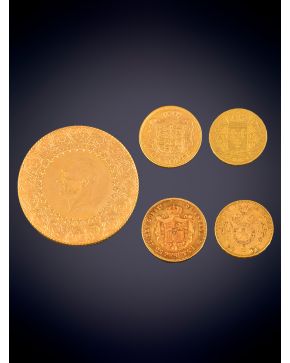 928-LOTE DE CUATRO MONEDAS ANTIGUAS Y UNA GRAN MONEDA COMMEMORATIVA EN ORO AMARILLO DE 18K. 