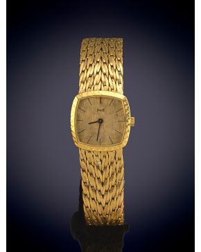 935-PIAGET". RELOJ DE PULSERA PARA SEÑORA. CAJA Y BRAZALETE EN ORO AMARILLO MATE DE 18K. MOVIMIENTO MECÁNICO MANUAL. Esfera dorada con numeración a tr