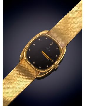 938-OMEGA" RELOJ DE PULSERA PARA CABALLERO. CAJA Y BRAZALETE MALLA EN ORO AMARILLO DE 18K. MOVIMIENTO MECÁNICO MANUAL. Esfera negra con numeración de 