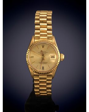 942-ROLEX OYESTER PERPETUAL DATEJUST". RELOJ DE PULSERA PARA SEÑORA. CAJA Y BRAZALETE EN ORO AMARILLO DE 18K. MOVIMIENTO AUTOMÁTICO. Esfera dorada con