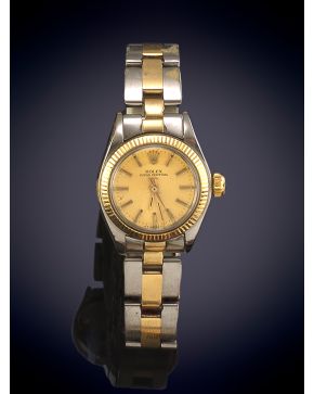 946-ROLEX OYSTER PERPETUAL" RELOJ DE PULSERA PARA SEÑORA. CAJA Y BRAZALETE EN ACERO Y ORO AMARILLO DE 18K. MOVIMIENTO AUTOMÁTICO. Bisel gallonado en o