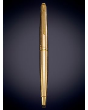 975-LOTE PARKER" EN BAQUELITA AZUL COMPUESTO POR BOLIGRAFO, PLUMA Y "ROLLET GOLD" Y JUEGO DE   PLUMA Y PORTAMINAS LAMINADO EN ORO."