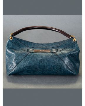 987-ESCADA Bolso en azul oscura con asa en madera.