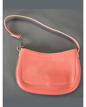 991-LOEWE Bolso mini pochette en piel rosa.