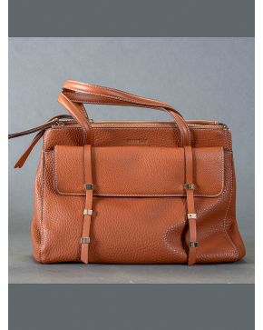 994-FIORELLI. BOLSO ITALIANO DE DOBLE CREMALLERA CON SOLAPA Y TACHUELAS EN PIEL MARRÓN en perfecto estado.