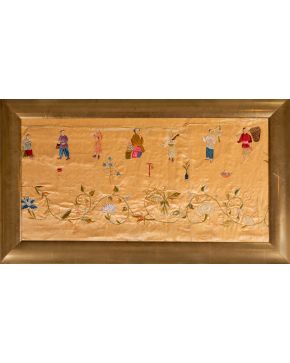 469-Decorativo lote de sedas chinas bordadas con personajes, c. 1900. Enmarcadas.