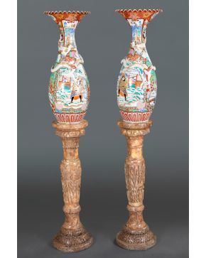 496-Pareja de jarrones japoneses en porcelana con bocas rizadas, ff. s. XIX.  Esc