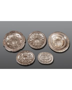 752-Lote de tres bandejas en plata punzonada. Con decoraciones relevadas y cincelada