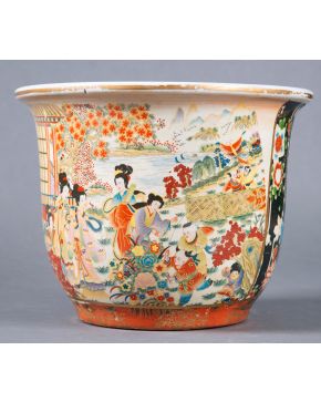 463-Pecera en porcelana china, s. XX, con decoración floral y de escenas palaciegas 