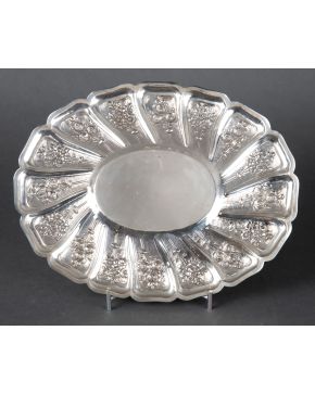 500-Elegante bandeja oval en plata española punzonada, ley 925, con alero cincelado 