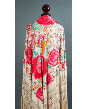 502-Excepcional mantón de Manila, c. 1920, en seda bordada a mano en tono beige con 