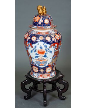 489-Jarrón en porcelana Satsuma, siglo XX. Decorado con escenas de ancianos guerr