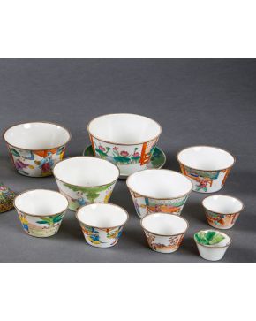 460-Conjunto de diez vasos de diferentes tamaños en porcelana china y un plato. Deco