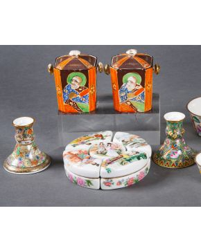 459-Lote de varias piezas orientales en porcelana esmaltada: dos cajas Satsuma con t