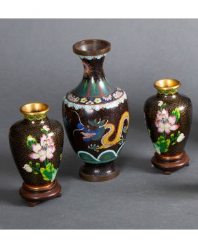 471-Lote oriental formado por pareja de jarrones en esmalte cloissoné" con decoració