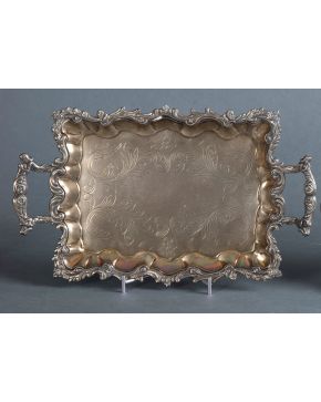 461-Bandeja rectangular con asas en plata española punzonada, pp. s. XX. Con decorac