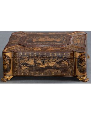 473-Caja de té en madera lacada en negro con escenas palaciegas en dorado. Exquisito