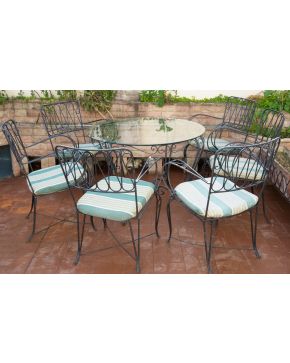 454-Conjunto de jardín formado por seis sillas y una mesa con tapa de cristal en hie