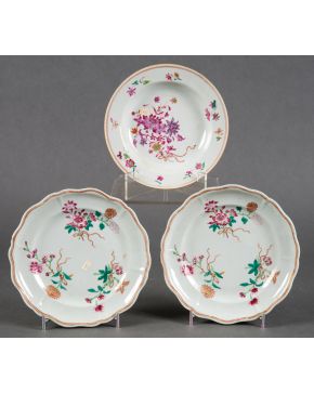 499-Juego de tres platos en porcelana china esmaltada, Compañía de Indias, Familia R