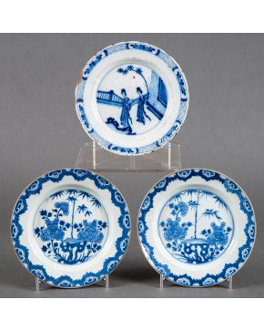 492-Juego de tres platos en porcelana china azul y blanca bajo vidrio, Compañía de I