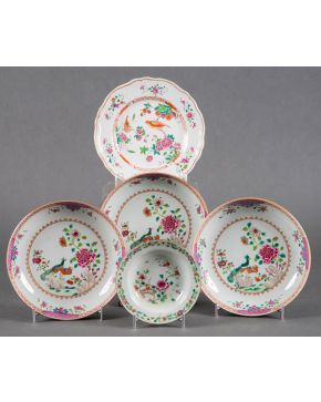 504-Juego de cinco platos en porcelana china esmaltada sobre vidriado, Compañía de I
