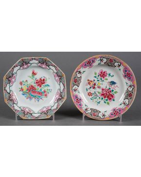 508-Juego de dos platos en porcelana china esmaltada, Compañía de Indias, Familia Ro