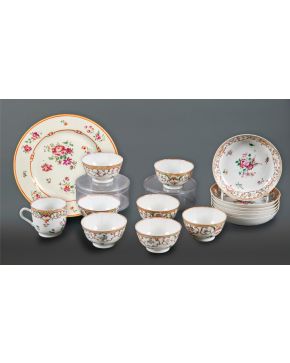 501-Lote en porcelana francesa esmaltada y dorada, s. XIX, compuesto por: siete plat
