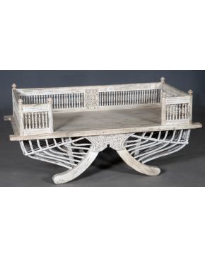 465-Original asiento de elefante en madera y bambú pintado en blanco. Medidas: 71