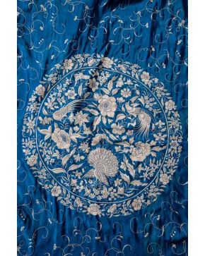 495-Exquisita colcha en seda azul adamascada con decoración bordada de medallón cent
